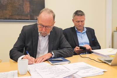 Vurderer å kutte 457 årsverk