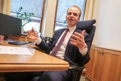 Anklager dagligvarekjedene for latskap