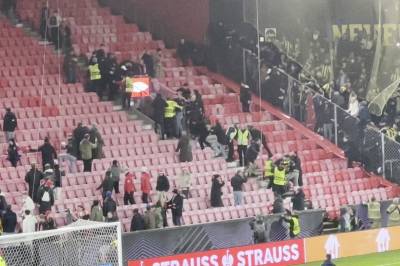 Skandalescener på Brann-kamp: Stormer tribunen