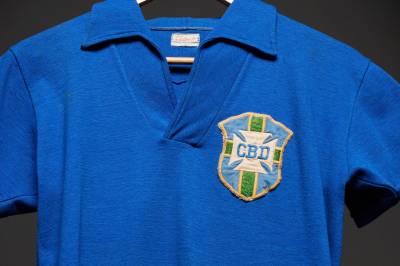 Pelés fotballtrøye, som han hadde på seg under VM-finalen i 1958, ble solgt for nesten 5 millioner dollar