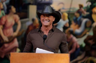 Tim McGraw falt på scenen