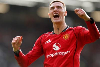 VAR-drama då Manchester United klatra til tredjeplass på tabellen