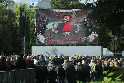 Tusenvis av mennesker fulgte seremonien på storskjermer i Oslo sentrum