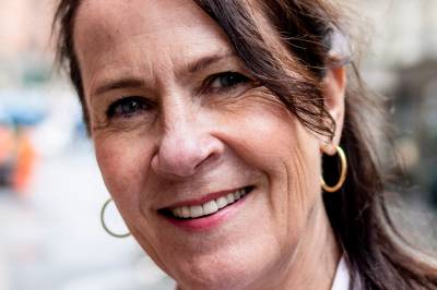 Hvem skapte debatt med romanen «Arv og miljø»?