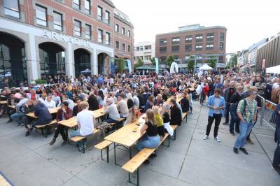 Åpner for fest natten lang