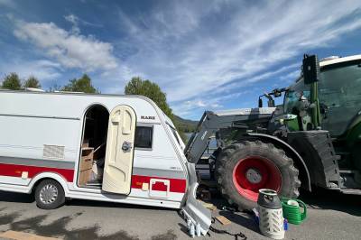 Bil har mistet campingvogn – veg stengt