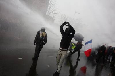 Fransk fagforbund: 800.000 i demonstrasjoner over hele landet – 250.000 i Paris