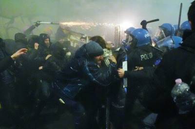 Kastet fyrverkeri på politiet