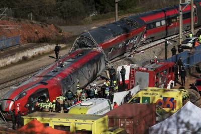 Spania går inn i tre dager med landesorg etter den dødelige togulykken som krevde minst 40 menneskeliv