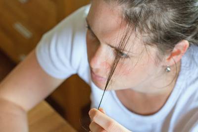 Napper håret og plukker på huden til det blir sår: – Det er veldig skamfullt