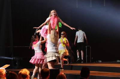 Se Kleppestø-elever i sving i nyehallen