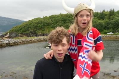 Folk heier på fotball landslaget