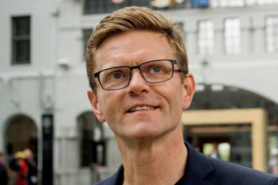 Han trur mange betaler First House for tenester dei kunne ha fått gratis