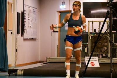 Derfor er noen håndball­spillere bedre til å finte enn andre