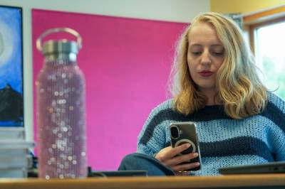 Innfører forbud mot smartklokker og mobiler: – Det er en fordel
