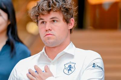 Magnus Carlsen med sitt første tap i lynsjakk-VM – tapte på tid etter blemme