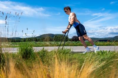 Erlend (20) trassar diagnosen – stiller i Ironman med krykker