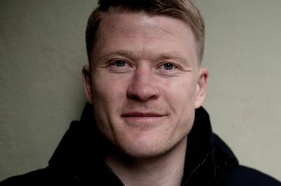 Han peker mot himmelen hver gang han går på banen