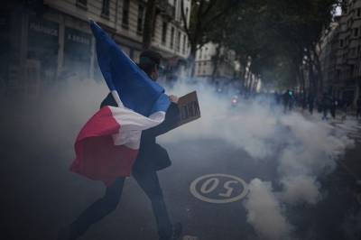 Massedemonstrasjon i Paris eskalerte – endte med vannkanoner og tåregass