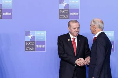Støre fikk revolver av Erdogan – ble igjen i Tyrkia