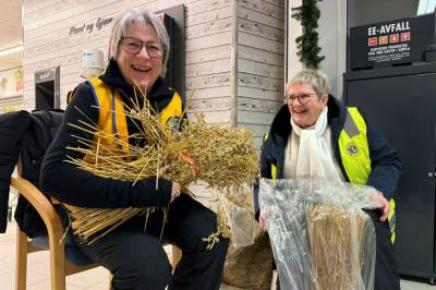 Selger julenek med et smil