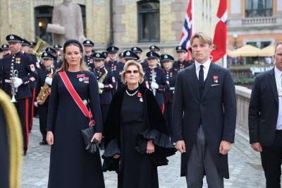 Kongefamilien ankommet Stortinget