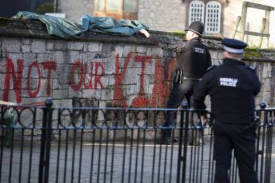 Kongen møtt av Epstein-protester i påsken