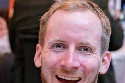 Adrian Lund til Flatanger med foredrag om inkludering og mangfold