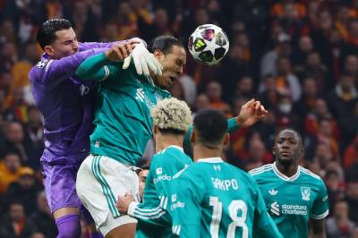 Liverpool bakpå etter dramatisk kveld i Istanbul – to mål annullert