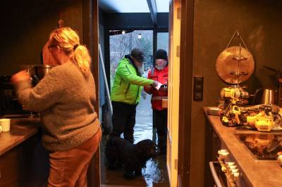 Våknet av at kloakk fløt inne i huset
