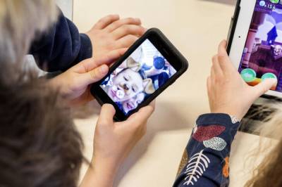 13-15-åringer er seks timer på skjerm hver dag