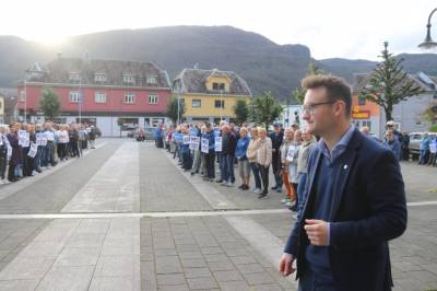 Respektfull demonstrasjon før kommunestyremøtet