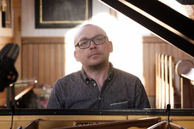 Bugge Wesseltoft - It´s Still Snowing On My Piano - Kajsa Balto & KORK - Samisk jul i Operaen - Hans Backenroth - Scandinavian Christmas Bass - Stockholm Voices Featuring Bohuslän Big Band - Christmas Time Is Here - Diverse artister - Stille natt - Stille grender/Eva Bjerga Haugen - Svart senker natten seg