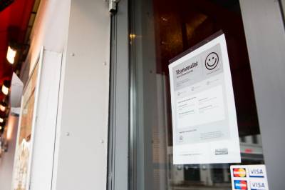 To steder rettet strekmunn til et smilefjes
