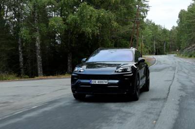 Bil med Embret: Porschen gjør 0-100 på 2,5 sekunder: – Ikke lov heller, vet du