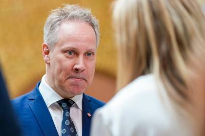 Samferdselsministeren langer ut mot «useriøse» Høyre: – Vil kjøpe flere tomme flyseter uten inndekning