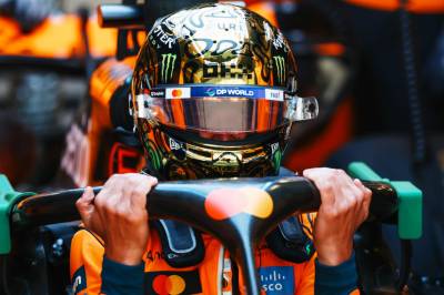 F1-mester Lando Norris kom tilbake til banen i tester etter sesongen og viste en gylden hjelm