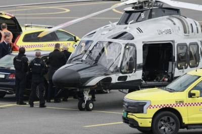 Kongen fraktet i politihelikopter