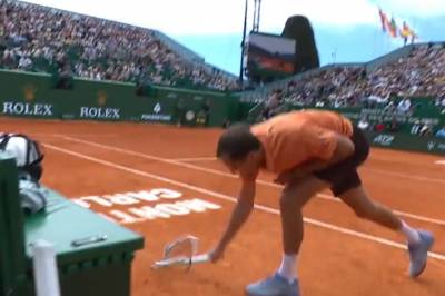 Medvedev mister kontrollen og knuser racketen i et ydmykende 6-0, 6-0-tap