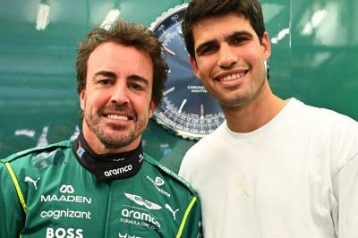 Carlos Alcaraz besøker landsmennene Fernando Alonso og Carlos Sainz under F1-testene i Bahrain