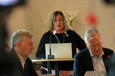 Forventer å halvere underskuddet