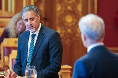 Raser mot regjeringen: – Har brukt over 1.000 dager på ingenting