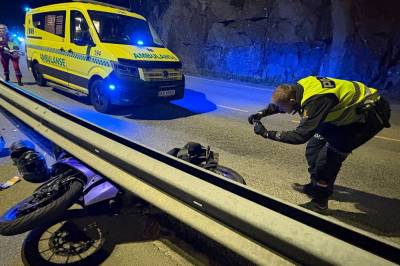 Kjørte ut i sving - MC ble liggende under autovern