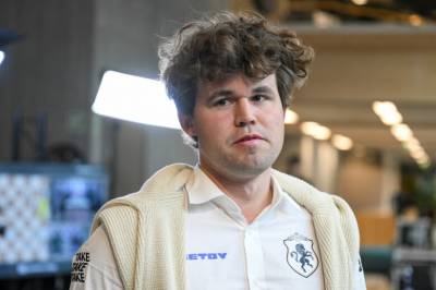 Første tap for Carlsen i hurtigsjakk-VM: – Nervesystemet er uggent