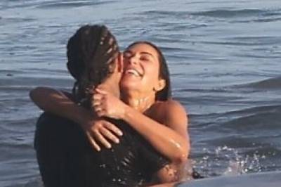 Tatt på fersken i bølgene