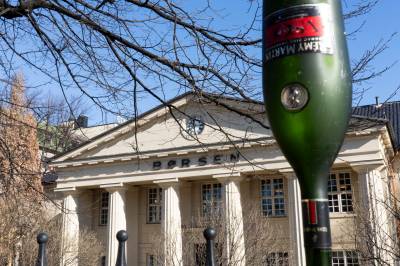 Oslo Børs faller – forvalter er spent på selskapenes utsikter