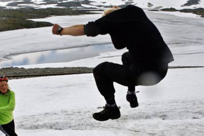 Å være sammen med andre er veldig viktig for å kjenne på positive følelser, ser forskere