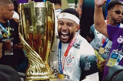 Tidligere United-flopp Depay løfter cuptrofeet og krever at klubbstyret sparkes – umiddelbart!