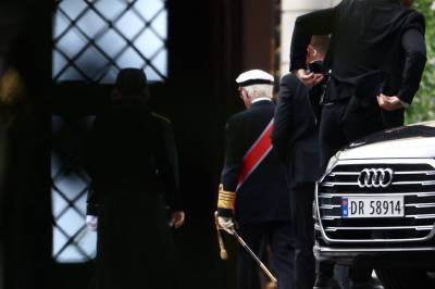 Kong Carl Gustaf ved slottet