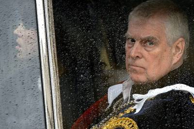 Den usynlige mann spurte etter «upassende venner». Britiske medier tror han er tidligere prins Andrew.